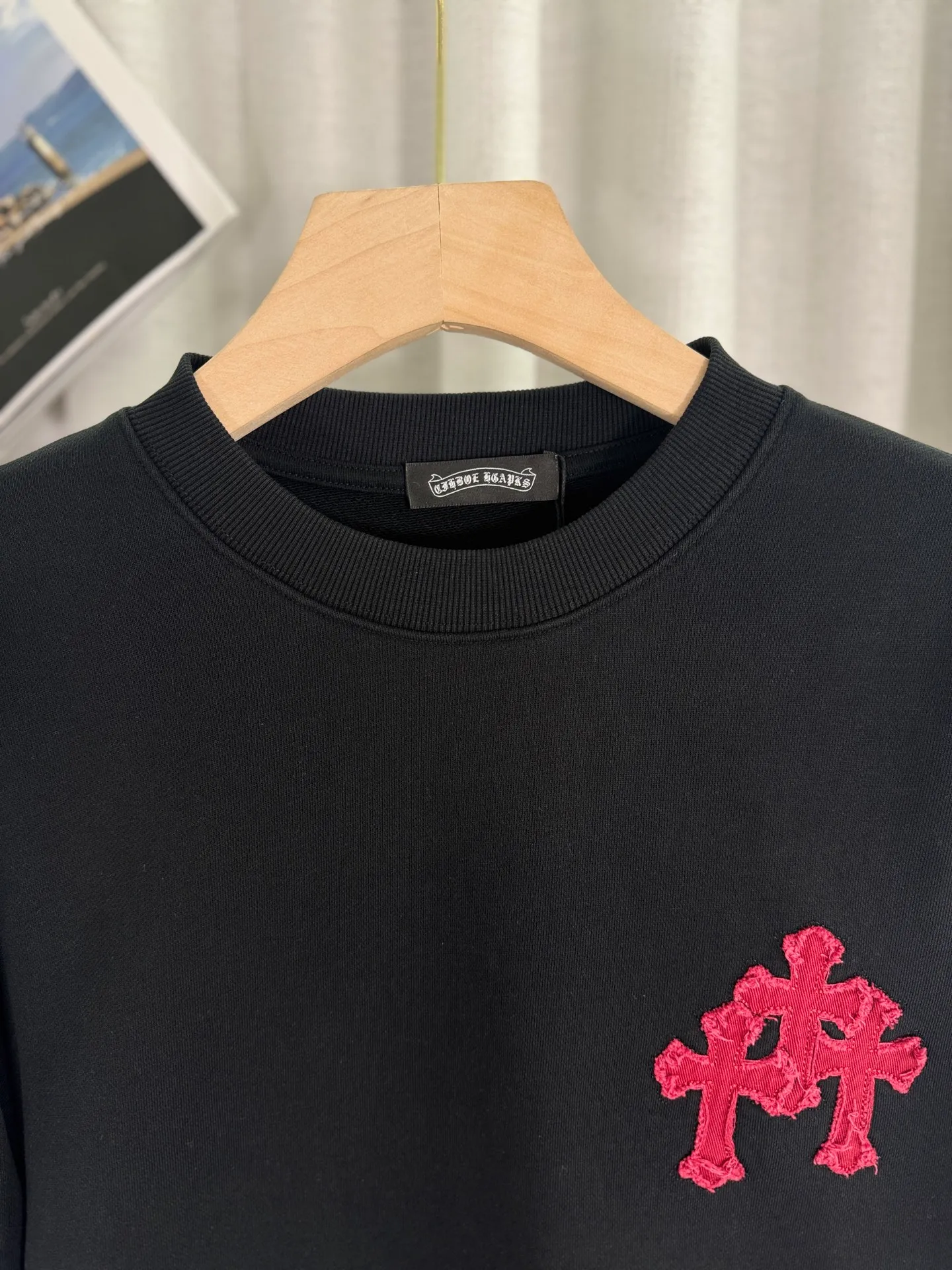 P260 top version, real shot without P, ​​different from market currency) 𝗖𝗵𝗿𝗼𝗺𝗲 𝗛𝗲𝗮𝗿𝘁𝘀/Cro Heart 2025 washed patch embroidery autumn and winter new original single counter American laser burnt 3D three-dimensional color embroidered couple casual sweatshirt 👑The highest version! Customized fabric 420g tripe terry fabric! American acid-washed and distressed original fabric laser burnt ✟appliqué embroidery and exquisite embroidery of letters! The best-selling model in the counter, very comfortable to wear. Accessories: original molded and authenticated collar label➕100% silk wash label. Genuine purchase-grade original hangtag➕matching hanging rope➕3D hanging beads➕original packaging bag. Craftsmanship: The original version has consistent wiring! The highest version of the armhole matching technique! Color: White Black Size: S M L XL Style: 25-325
